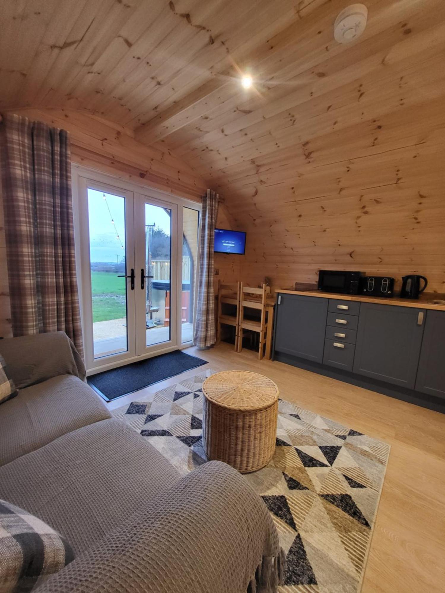 فندق Lois' Pod With Hot Tub, Near Airport بريستول المظهر الخارجي الصورة