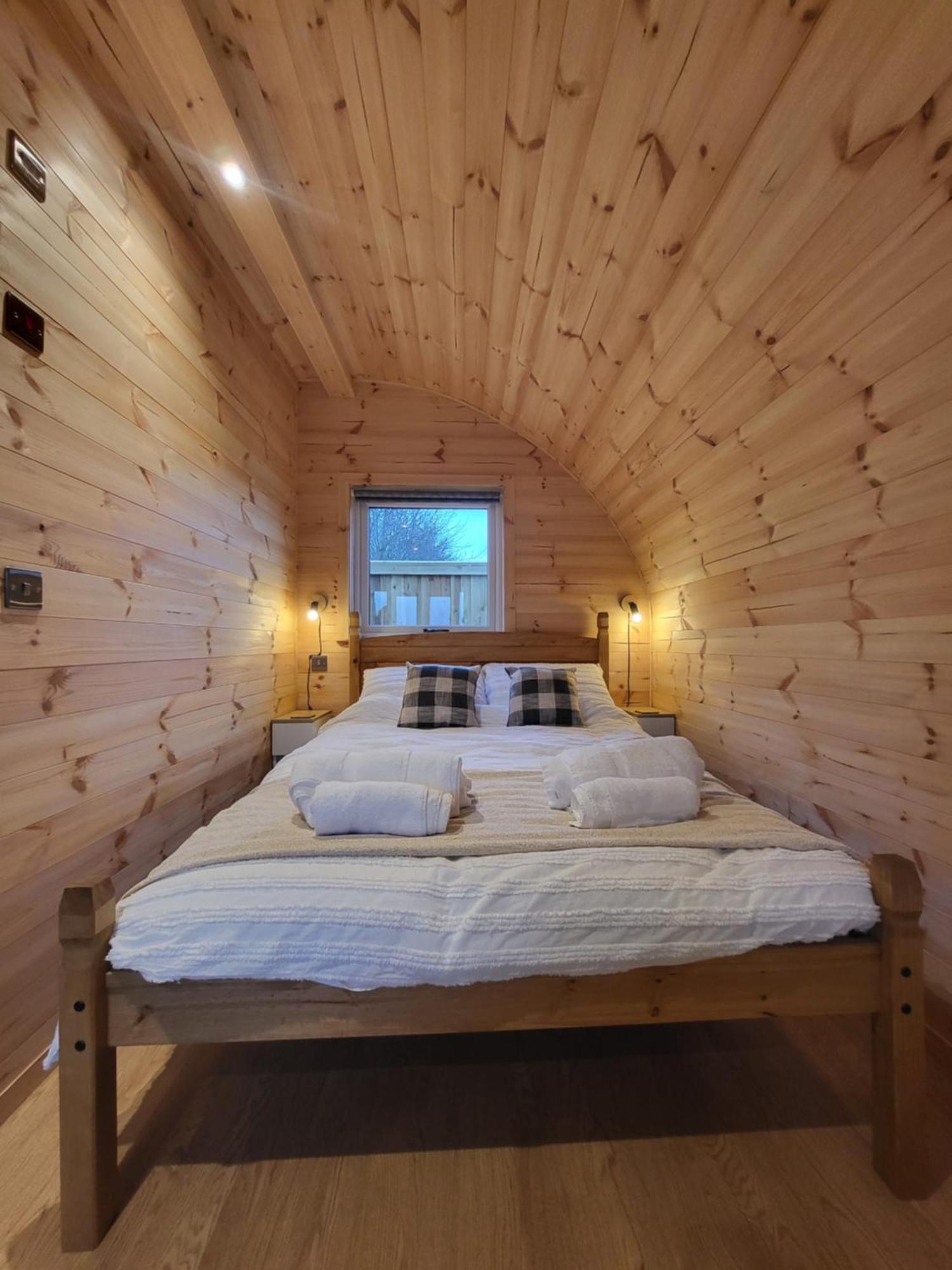 فندق Lois' Pod With Hot Tub, Near Airport بريستول المظهر الخارجي الصورة